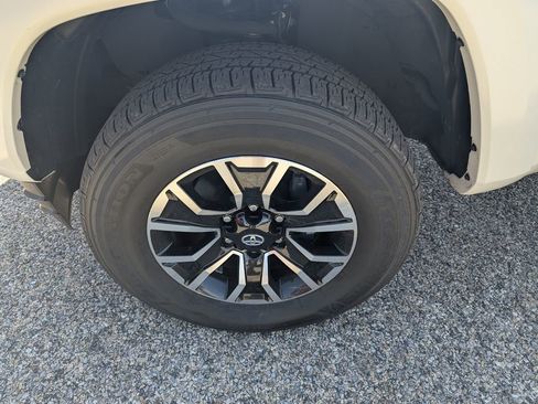 Used 2023 Toyota Tacoma TRD Sport AWD/4WD image 12