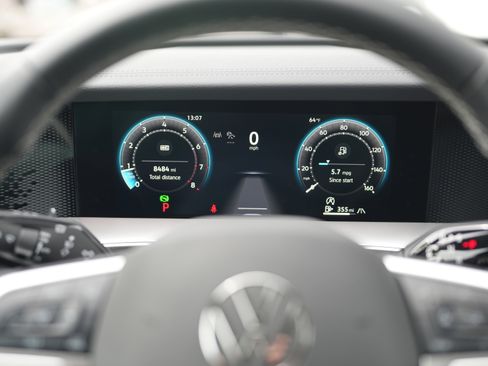 Used 2025 Volkswagen Tiguan SE AWD/4WD image 13
