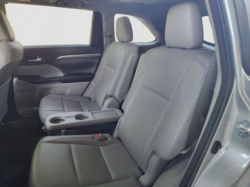Used 2018 Toyota Highlander Limited AWD/4WD image 18