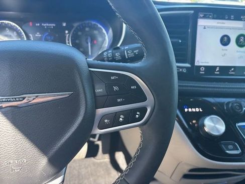 Used 2024 Chrysler Pacifica Touring-L FWD image 18