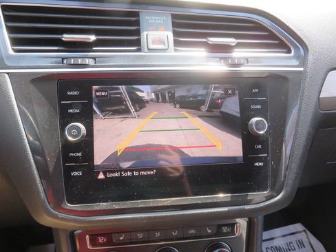 Used 2018 Volkswagen Tiguan SE FWD image 18