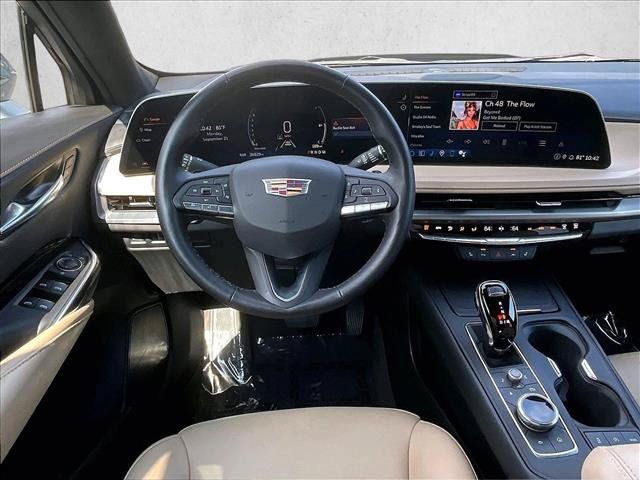 Used 2024 Cadillac XT4 Luxury w/ Cold Weather Package FWD image 7