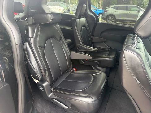 Used 2025 Chrysler Pacifica Select FWD image 19