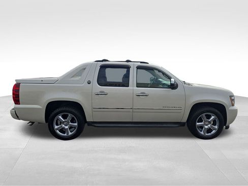 Used 2013 Chevrolet Avalanche LTZ image 6