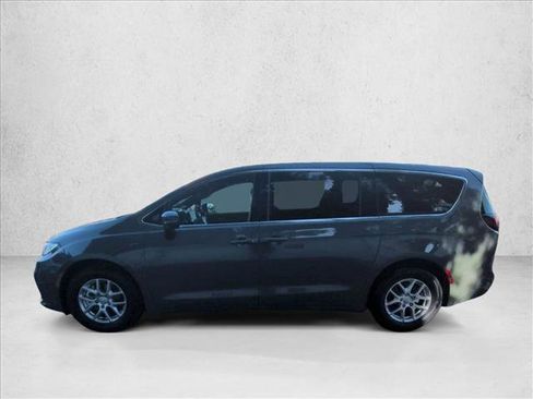 Used 2025 Chrysler Pacifica Select image 9