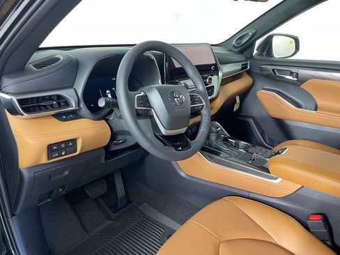 New 2026 Toyota Highlander Platinum AWD/4WD image 2