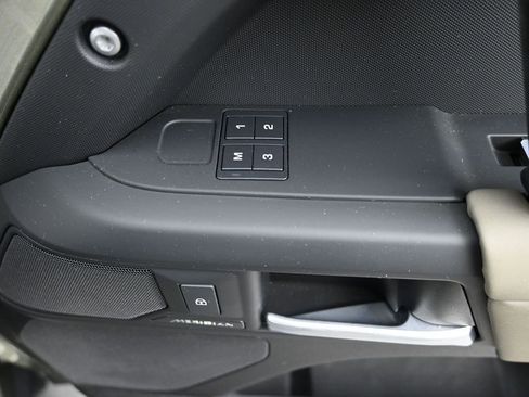 Used 2025 Land Rover Defender 110 S image 5