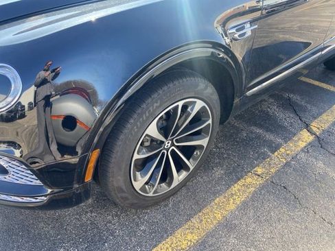 Used 2018 Bentley Bentayga image 3