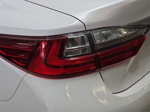 Used 2016 Lexus ES 350 w/ Luxury Package w/Wood Trim image 38