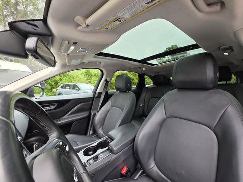 Used 2017 Jaguar F-PACE Premium image 10
