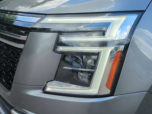 Used 2025 Nissan Armada SL w/ Captain's Chari Seat Package AWD/4WD image 9
