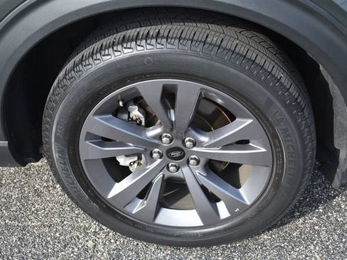 Used 2022 Ford Explorer XLT w/ Equipment Group 202A AWD/4WD image 11