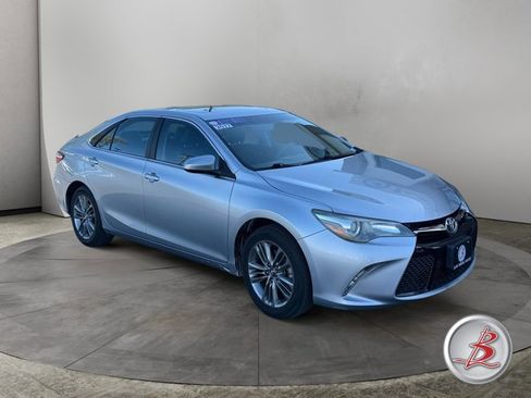 Used 2017 Toyota Camry SE w/ Moonroof Package FWD image 1