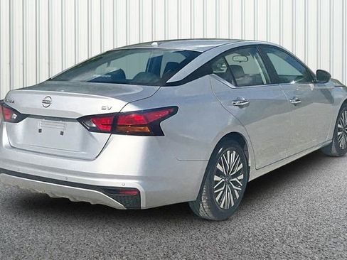 Used 2024 Nissan Altima 2.5 SV FWD image 12