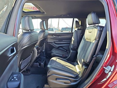 Used 2023 Jeep Grand Cherokee L Laredo image 12