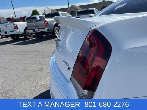 Used 2018 Chrysler 300 S w/ 300S Premium Group RWD image 7