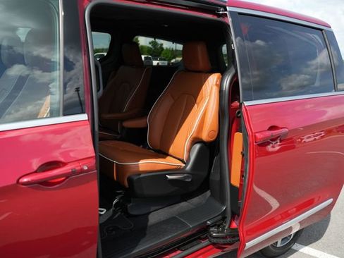 Used 2026 Chrysler Pacifica Pinnacle AWD/4WD image 16
