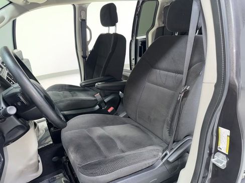 Used 2018 Dodge Grand Caravan SE w/ UConnect Hands-Free Group image 14