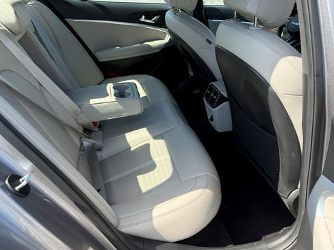 Used 2023 Genesis G70 2.0T image 12