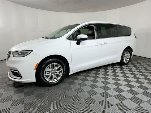 Used 2023 Chrysler Pacifica Touring-L image 17