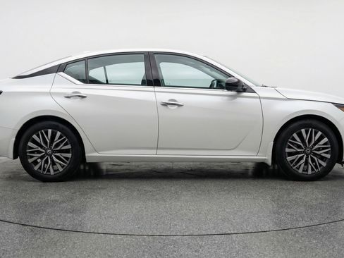 Used 2025 Nissan Altima 2.5 SV image 11