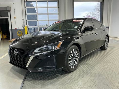 Used 2023 Nissan Altima 2.5 SV image 2