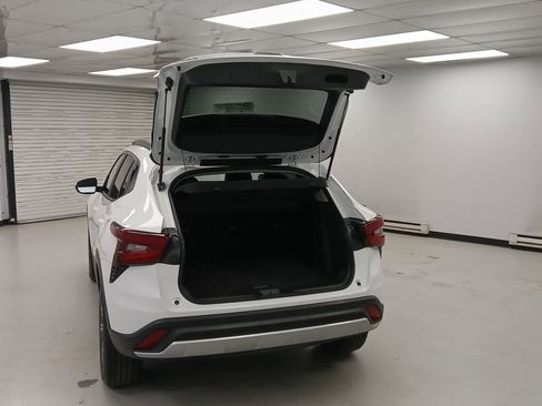 Used 2025 Chevrolet Trax LT w/ LT Convenience Package image 5