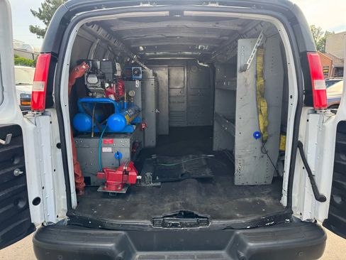 Used 2017 Chevrolet Express 3500 Extended image 17