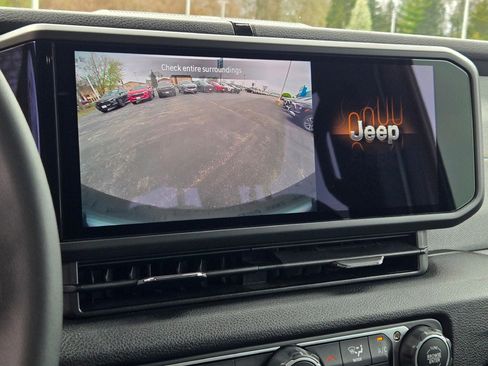 Used 2025 Jeep Wrangler Unlimited Sport AWD/4WD image 23