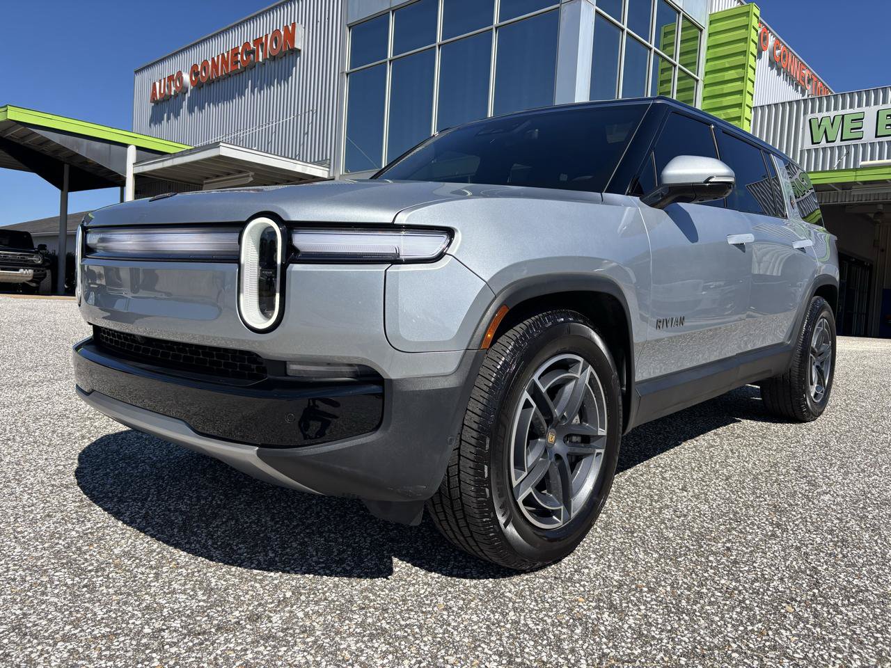 Used 2025 Rivian R1S Adventure Dual AWD/4WD image 9