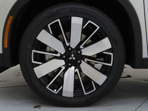 New 2025 Mitsubishi Outlander SE image 27