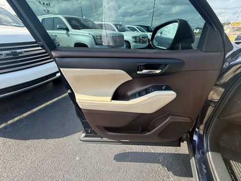 Used 2020 Toyota Highlander XLE AWD/4WD image 11
