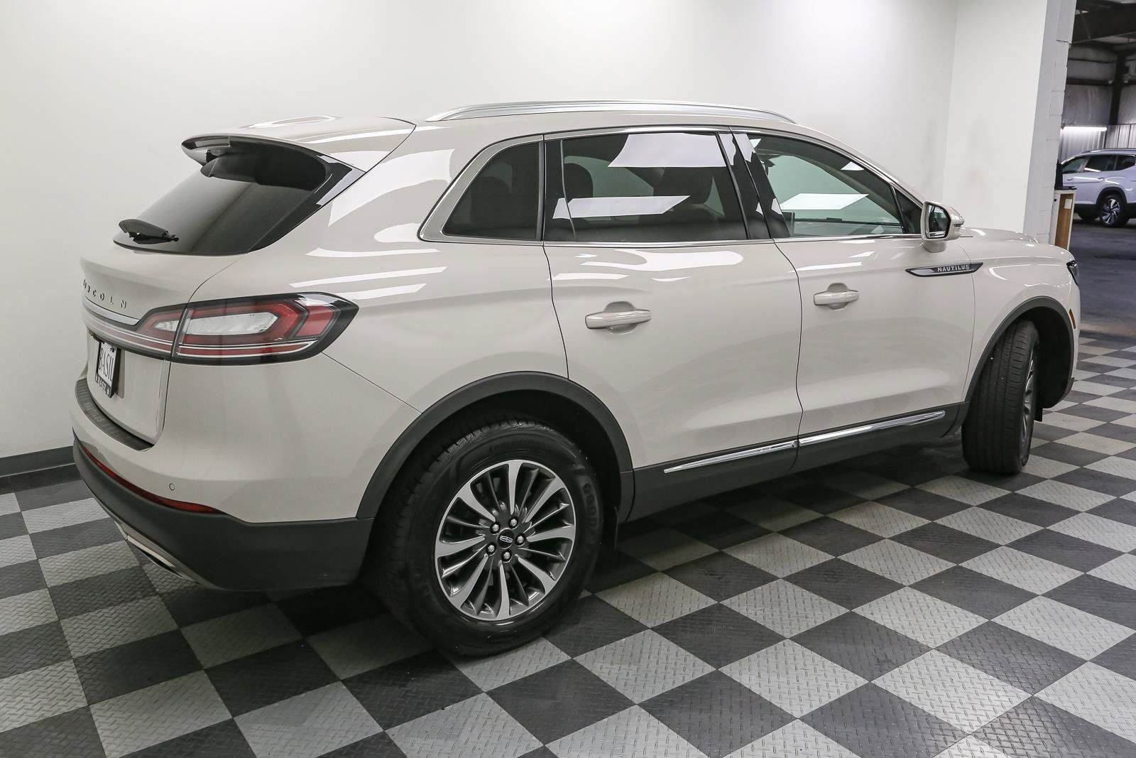 Used 2023 Lincoln Nautilus AWD w/ Premium Package image 9