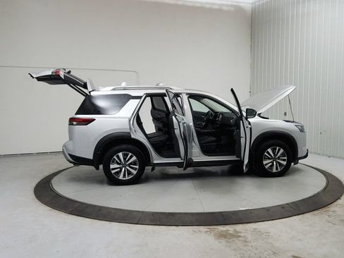 Used 2025 Nissan Pathfinder SL FWD image 17