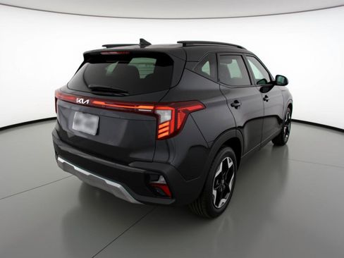 Used 2025 Kia Seltos S image 9