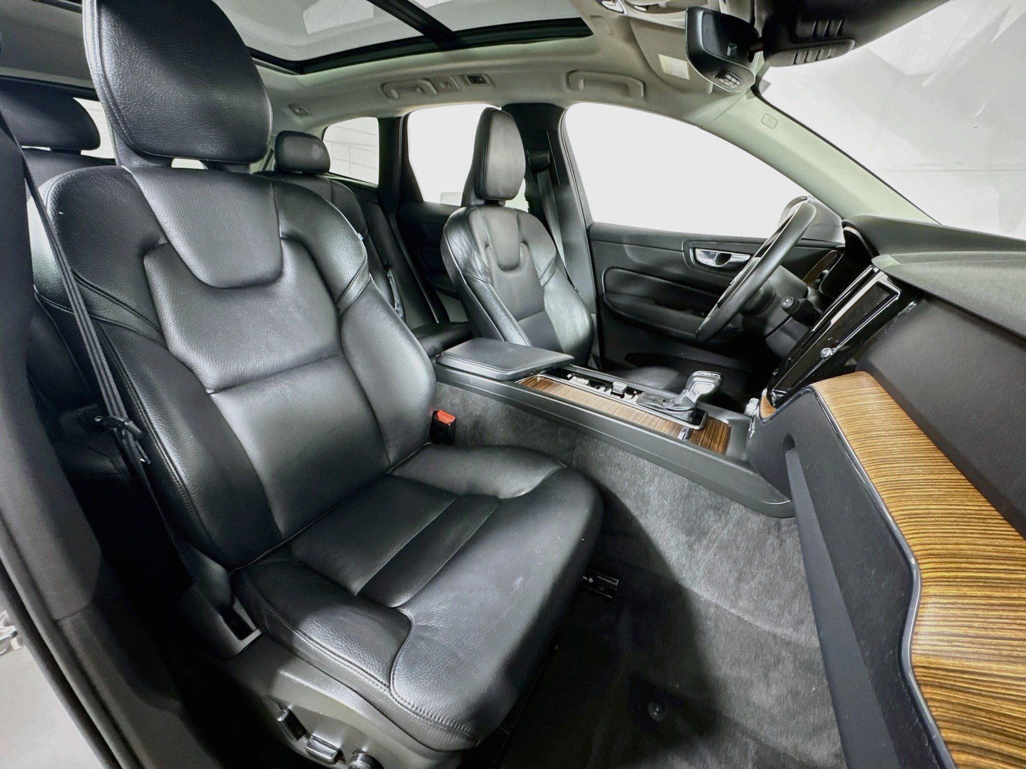 Used 2021 Volvo XC60 T6 Momentum AWD/4WD image 29