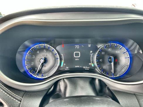 Used 2023 Chrysler Pacifica Touring-L w/ S Appearance Package FWD image 19