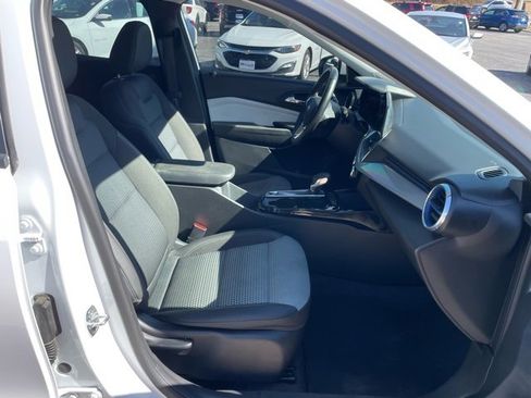 Used 2025 Chevrolet Trax LT w/ LT Convenience Package image 9