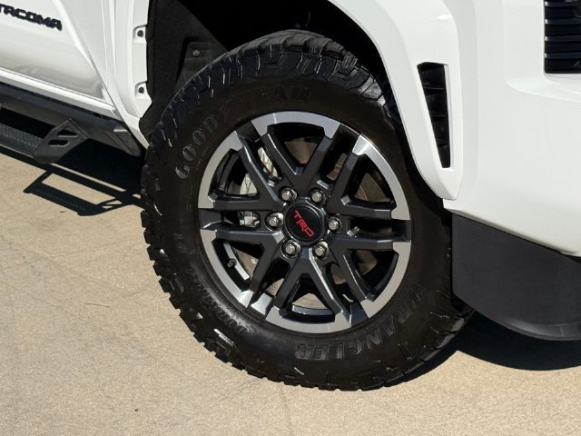 Used 2025 Toyota Tacoma TRD Sport AWD/4WD image 2