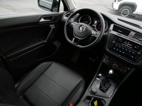 Certified 2020 Volkswagen Tiguan SE w/ Panoramic Sunroof Package image 9