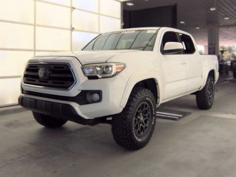 Used 2018 Toyota Tacoma SR5 RWD image 2