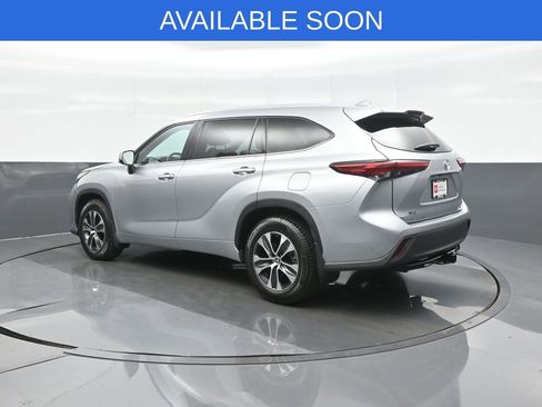 Used 2020 Toyota Highlander XLE AWD/4WD image 5