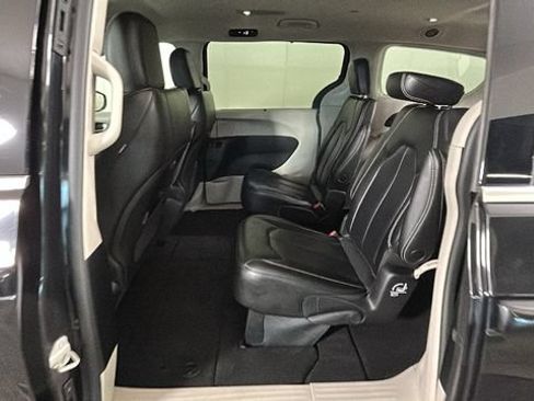 Used 2023 Chrysler Pacifica Touring-L FWD image 26