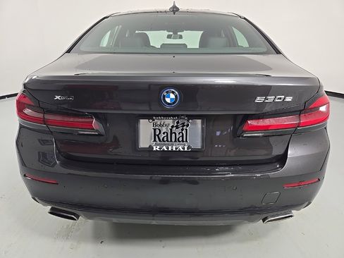 Used 2023 BMW 530e xDrive w/ Premium Package image 5