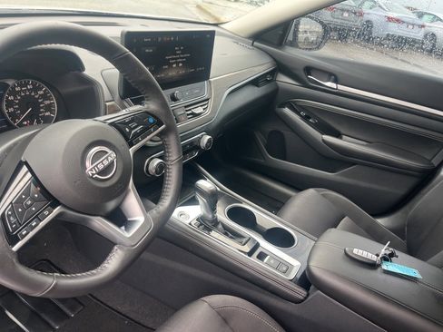 Used 2023 Nissan Altima 2.5 SV w/ SV Premium Package image 10