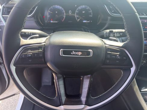 Used 2024 Jeep Grand Cherokee Limited w/ Black Appearance Package AWD/4WD image 16