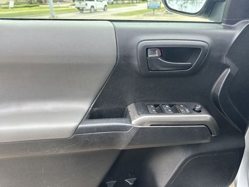 Used 2022 Toyota Tacoma SR5 RWD image 15