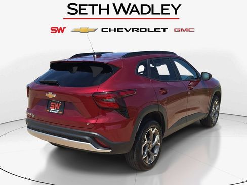 Used 2025 Chevrolet Trax LT w/ LT Convenience Package image 8