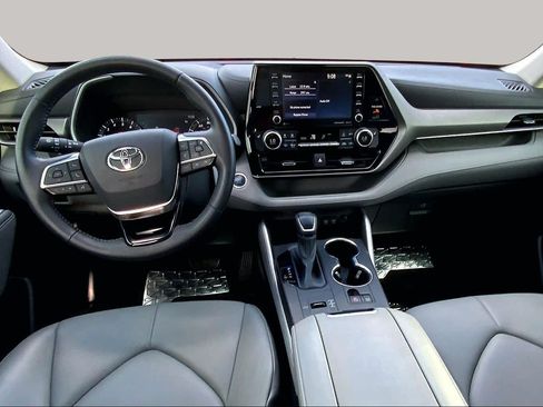 Used 2020 Toyota Highlander XLE FWD image 16