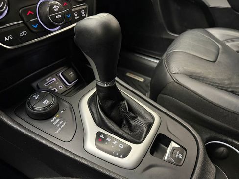 Used 2017 Jeep Cherokee Overland w/ Technology Group AWD/4WD image 15